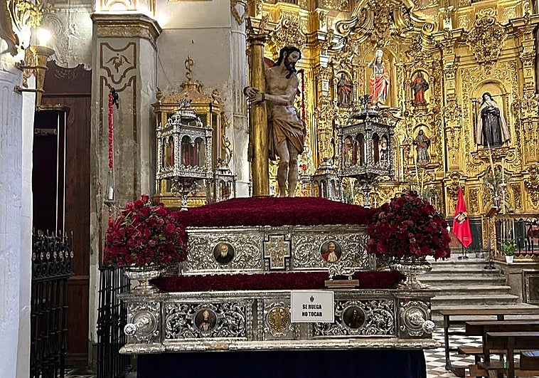 Los floristas granadinos que han hecho de cada exorno y altar una obra de arte